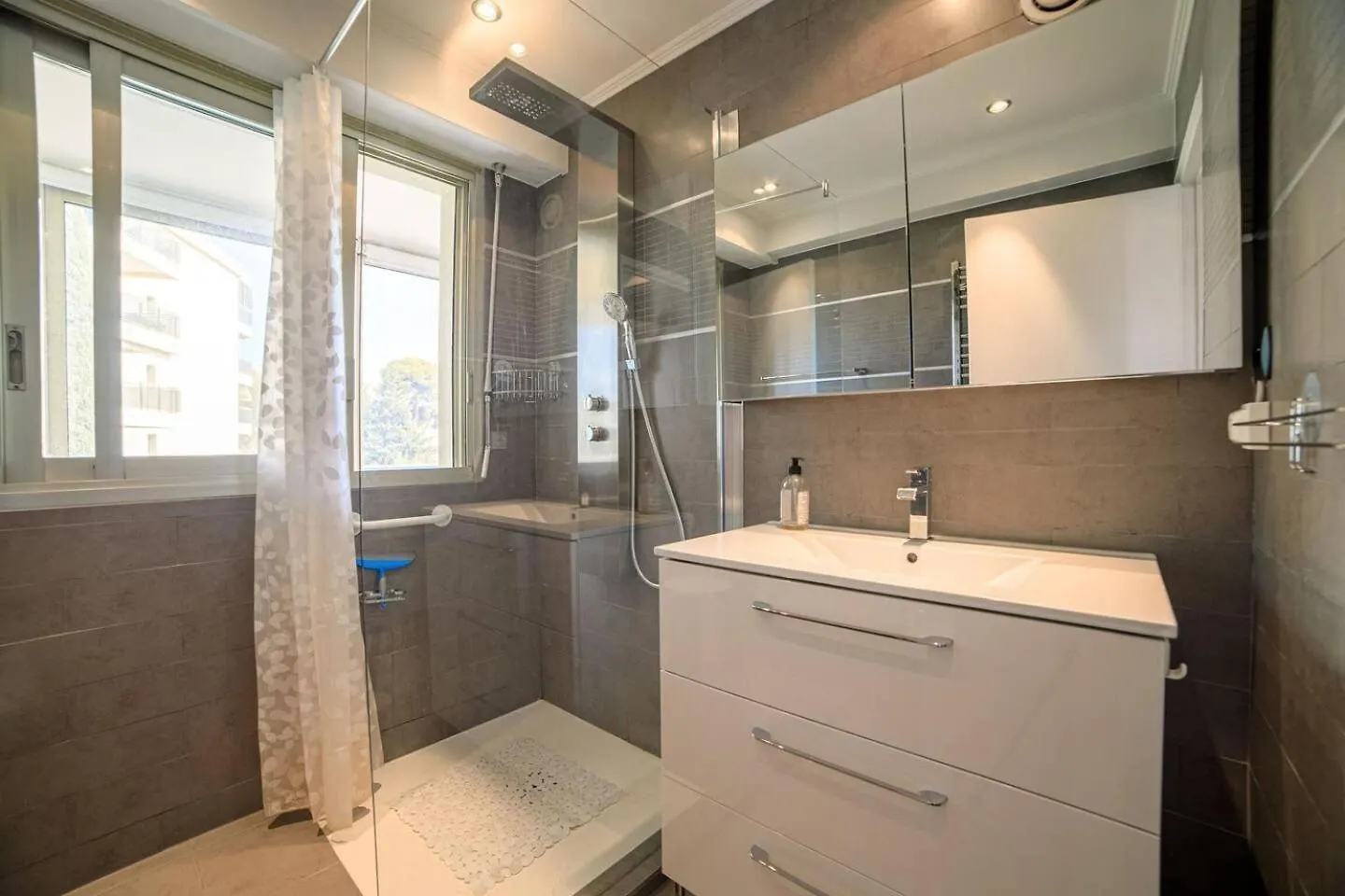 Spacieux Appartement ! Le Numero De Whatzap Est Sur La Photo ! Cannes Ubytování v soukromí